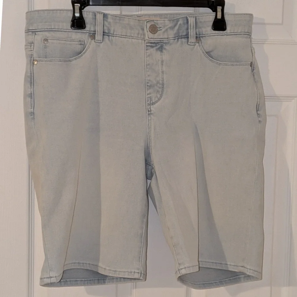 Soft Surroundings Womens Light Wash Denim Bermuda Shorts Cuffed Size L Stretch